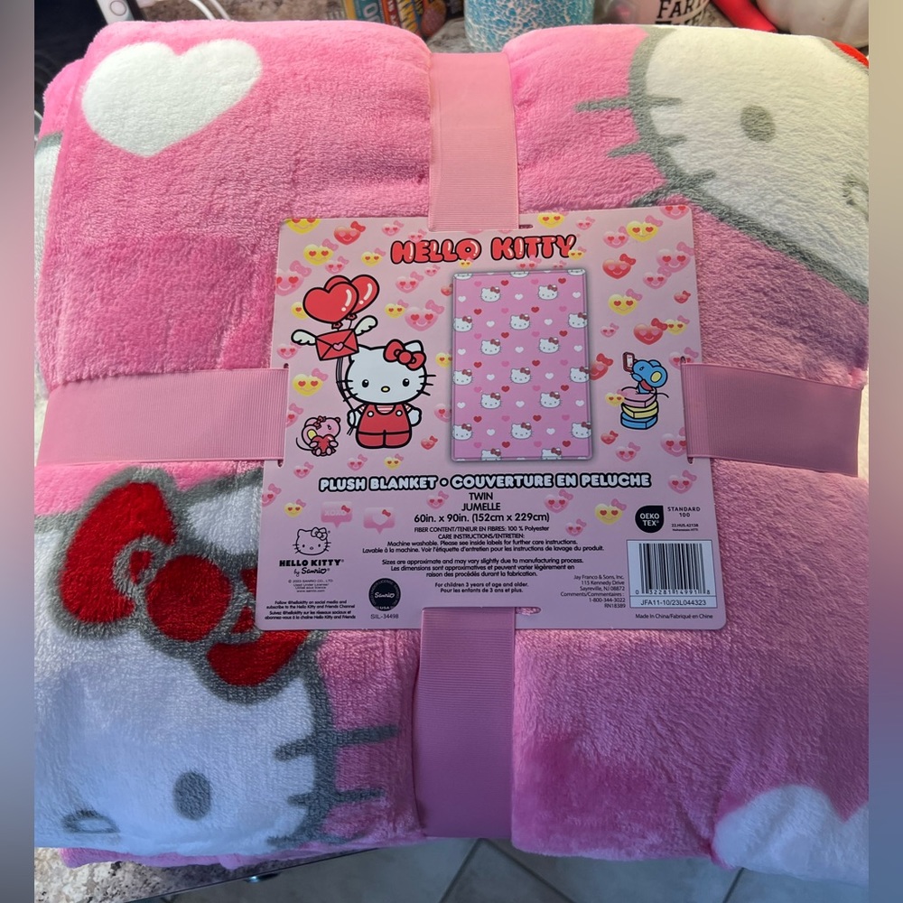 Brand new Hello Kitty valentines blanket!! Twin size
